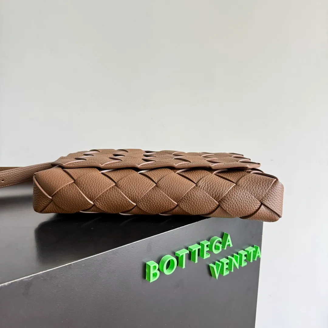 Batch 2220 BOTTEGA VENETA Bottega Veneta's 2025 new product Diago large crossbody bag is the latest shipment🎉🎉The combination of pragmatism and Diago craftsmanship, high-quality leather with natural texture, soft and thick touch, different gloss refracted under different lights, flat shape and dry It’s clean and tidy, it doesn’t have a big logo, but it exudes calmness and elegance from any angle. The interior capacity is enough, and two power banks can be easily accommodated. There is also a small zippered pocket, which is especially suitable for easy-to-lose items such as access cards. It is a bag that is both beautiful and practical👜 Style number: 815796 Size: 32*21.5*5cm Color: hazelnut brown